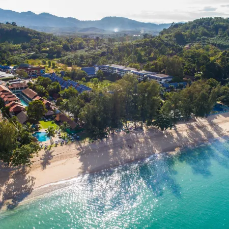 Khaolak Emerald Beach Resort & Spa Отели рядом с достопримечательностью «Каолак-Бич»