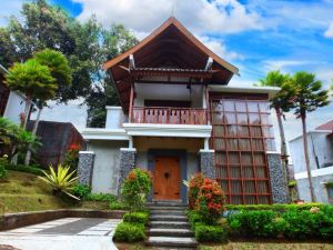 Sindang Reret Hotel and Resto Cikole Bandung