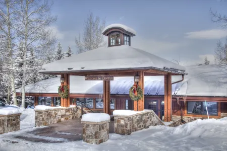 Villas at Snowmass Club Отели рядом с достопримечательностью «Snowmass Sports»