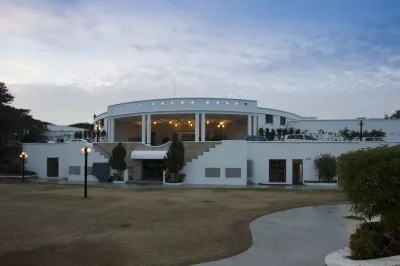 Lemon Tree Hotel, Aurangabad Отели рядом с достопримечательностью «Gurudwara Bhai Saheb Bhai Daya Singh Ji Bhai Dharam Singh Ji»