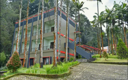 Surya Hotel & Resort Baturraden - parking