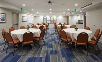 Holiday Inn Express & Suites Minneapolis – West End