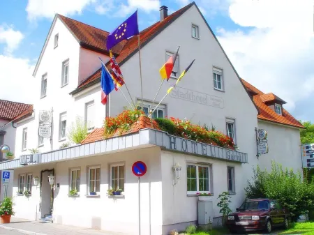 Germania Stadthotel Отели в г. Нойлер