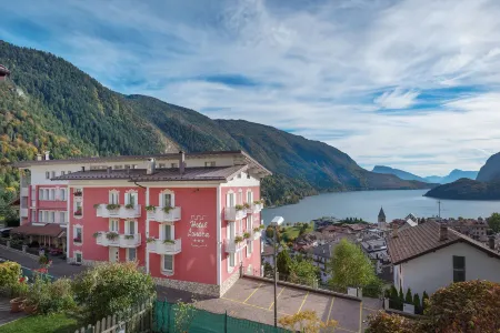 Hotel Londra Slow Living Molveno Отели рядом с достопримечательностью «Lake Molveno»