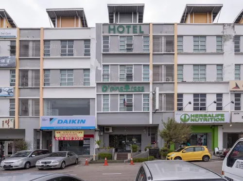 D'Pinetrees Hotel
