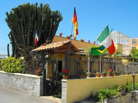 Domus Felix Отели рядом с достопримечательностью «House of Neptune and Amphitrite»