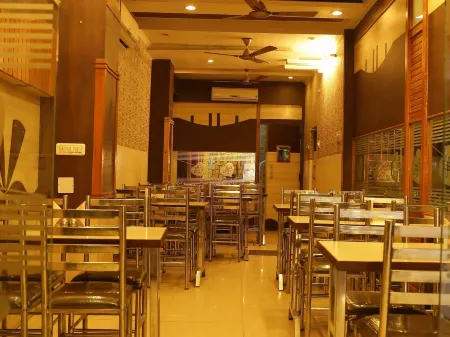 Hotel Royal Palace Отели рядом с достопримечательностью «Кваджа Гариб Навас Дарга Шариф»