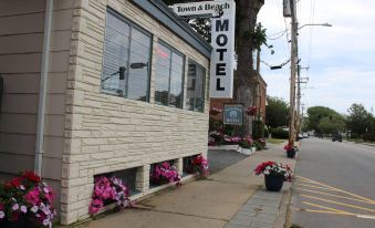 Town & Beach Motel