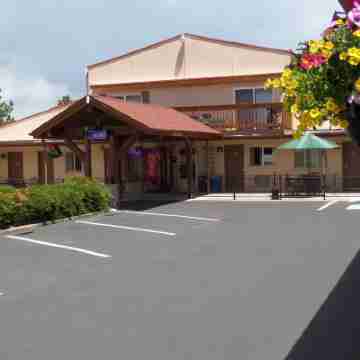 Kinnikinnik Motor Lodge Hotel Exterior