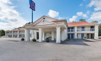 Motel 6 Livingston, TX