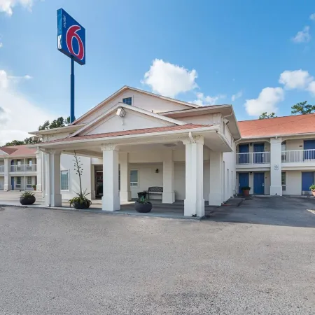 Motel 6 Livingston, TX