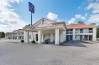 Motel 6 Livingston, TX - parking
