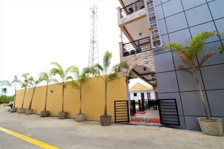 Hotel Georgina Отели рядом с достопримечательностью «Amadeus Campsite»