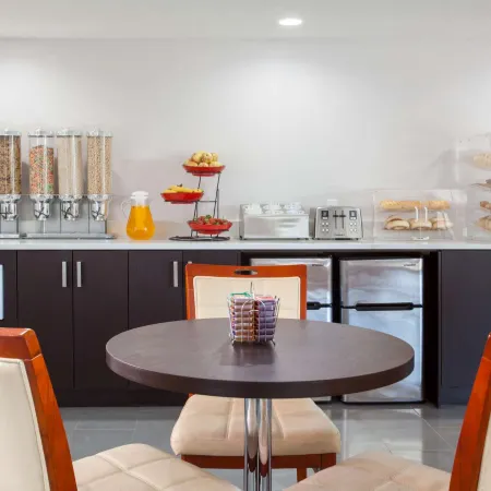 Econo Lodge Inn & Suites