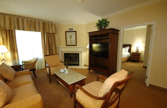 里士滿套房酒店，温德姆Trademark精選