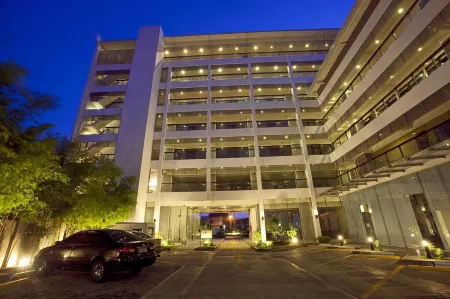 Copenhagen Main Residences Отели рядом с достопримечательностью «Себу Докторс Юниверсити»