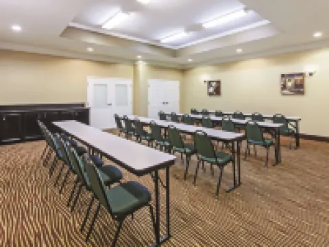 La Quinta Inn & Suites by Wyndham Pearland - Houston South Hotels in Pearland