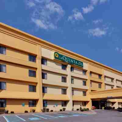 La Quinta Inn & Suites by Wyndham Plattsburgh Hotel Exterior