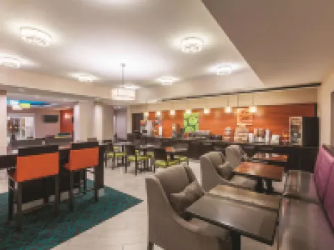 La Quinta Inn & Suites by Wyndham Houston Bush Intl Airpt E ヒューストンのホテル