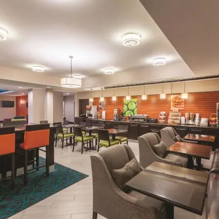 La Quinta Inn & Suites by Wyndham Houston Bush Intl Airpt E