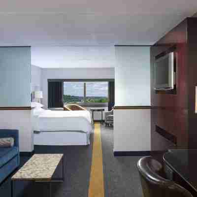 Sheraton Syracuse University Hotel & Conference Ce Rooms