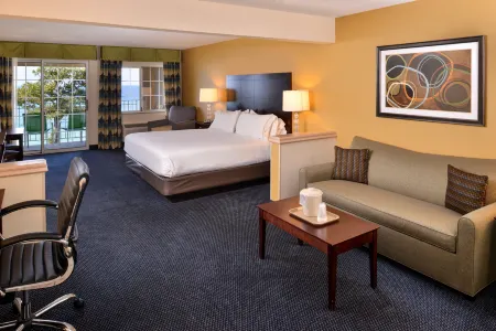 Holiday Inn Express & Suites St. Joseph Lakefront