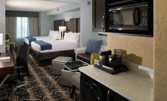 Holiday Inn Express & Suites Kansas City Airport