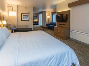 Holiday Inn Express & Suites Roseville - Galleria Area