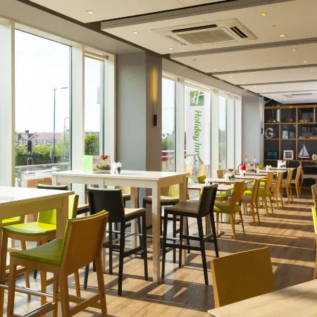 Holiday Inn LONDON - WEST by IHG Отели рядом с достопримечательностью «Стадион «Туикенем»»