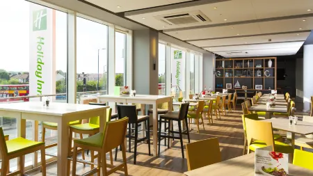Holiday Inn London - West Отели рядом с достопримечательностью «Университет Западного Лондона»