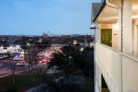 HomeTowne Studios Dallas - Irving