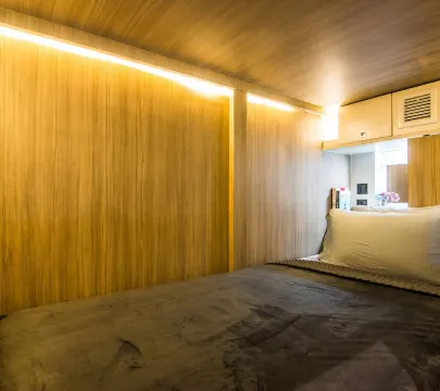 ห้องสวีทแคปซูลหกยูนิต ชั้นบนและชั้นล่าง