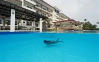 Holiday Oceanview Residences and Resort فنادق في Mabini