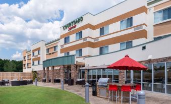 a courtyard by marriott hotel with a patio area and outdoor dining area , inviting guests to enjoy a meal at Courtyard Elmira Horseheads