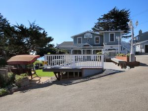 Ocean Echo Inn & Beach Cottages