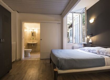 Hotels Near La Serviette Blanche, Reanna Wood Expandable Bed Frame