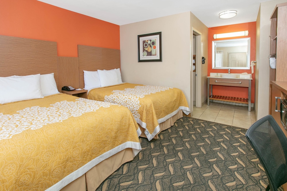 Days Inn & Suites by Wyndham Arlington Near Six Flags