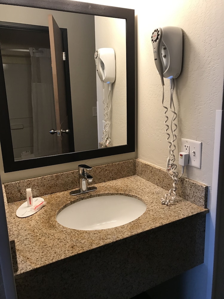 Days Inn & Suites by Wyndham East Flagstaff