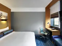 Aloft New York Brooklyn Hotels near Junior's Cheesecake
