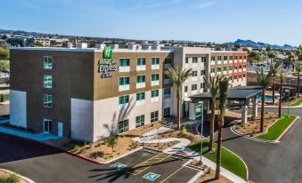 Holiday Inn Express & Suites Lake Havasu - London Bridge