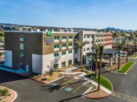 Holiday Inn Express & Suites Lake Havasu - London Bridge Các khách sạn ở Thành phố Hồ Havasu