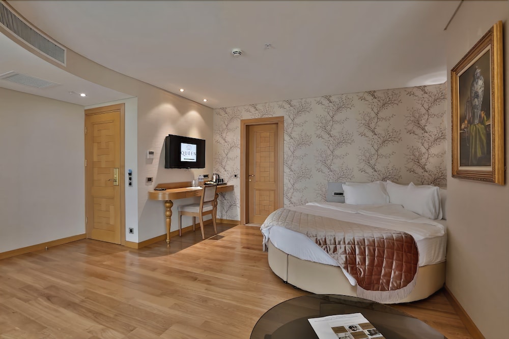 Queen Hotel & Spa