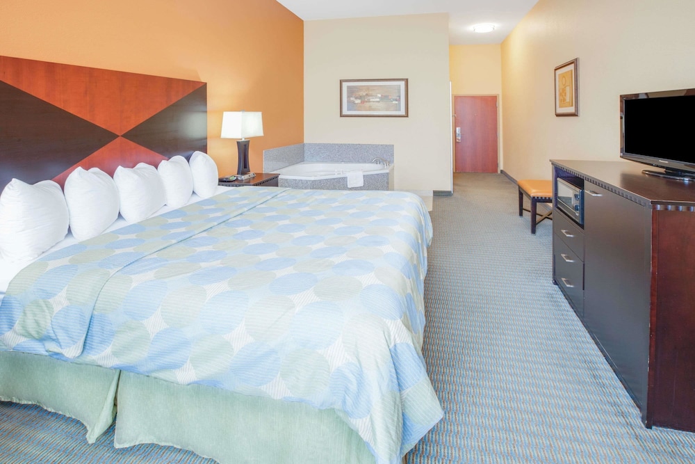 Days Inn & Suites by Wyndham Russellville