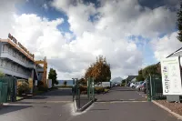 Premiere Classe Clermont Ferrand Sud - AUBIÈRE - Parking