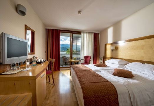 호텔 루벡 블레드의 호수 전망 또는 호텔 외관