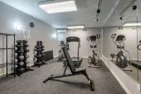 Quality Inn & Suites 5585 Ambler Drive Mississauga Ontario - Gym