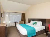 Copthorne Hotel And Resort Queenstown Lakefront Hotel berhampiran Patung Moa