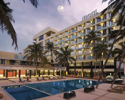 Novotel Mumbai Juhu Beach Hoteles cerca de ISKCON - Sociedad Internacional para la Conciencia de Krishna