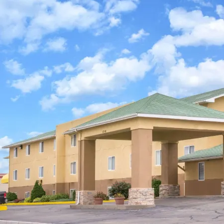 Super 8 by Wyndham Dodge City