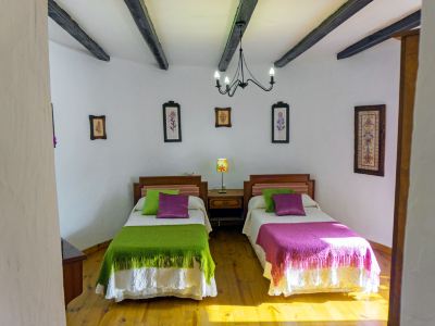 a room with two twin beds , one on the left and one on the right side of the room at Titi Titi Photo